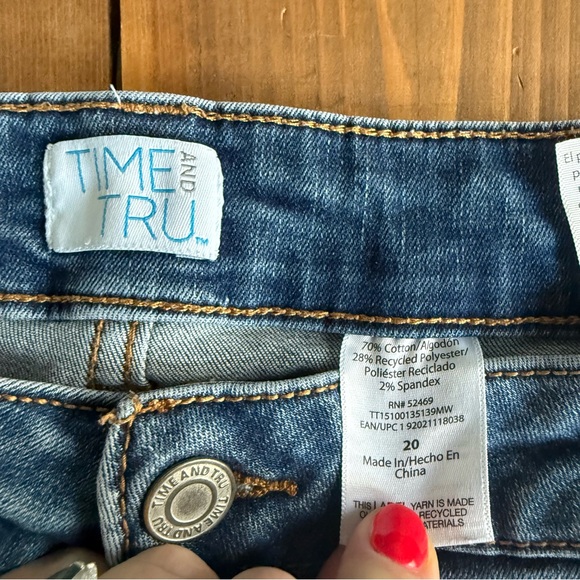 Time and Tru Medium Wash Denim Jean Cuffed Shorts - Picture 8 of 8